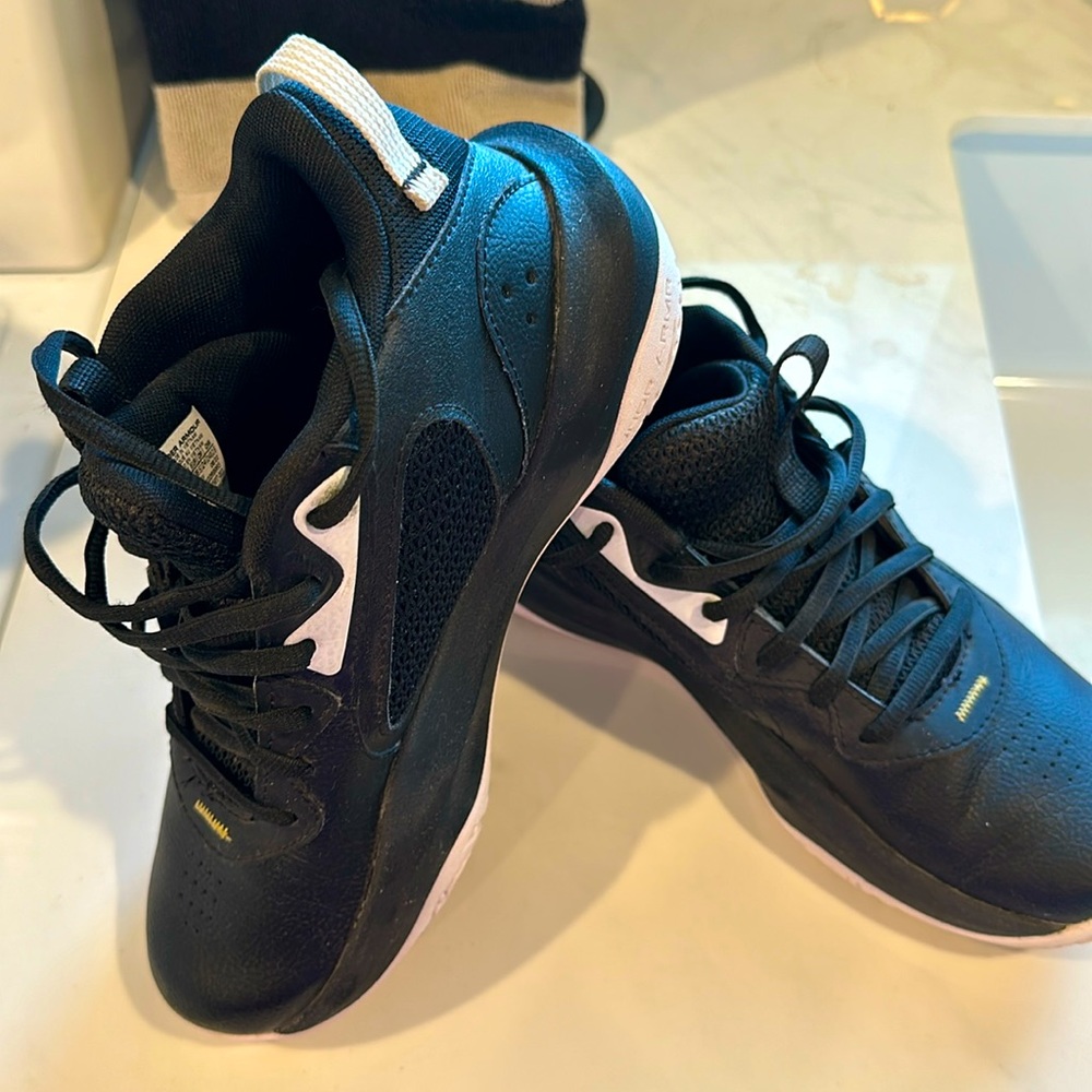 Lock down Under Armour 6Y basketball court shoes